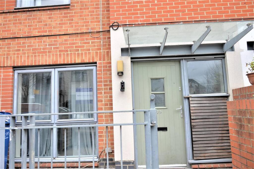 London 4 Bedroom House المظهر الخارجي الصورة