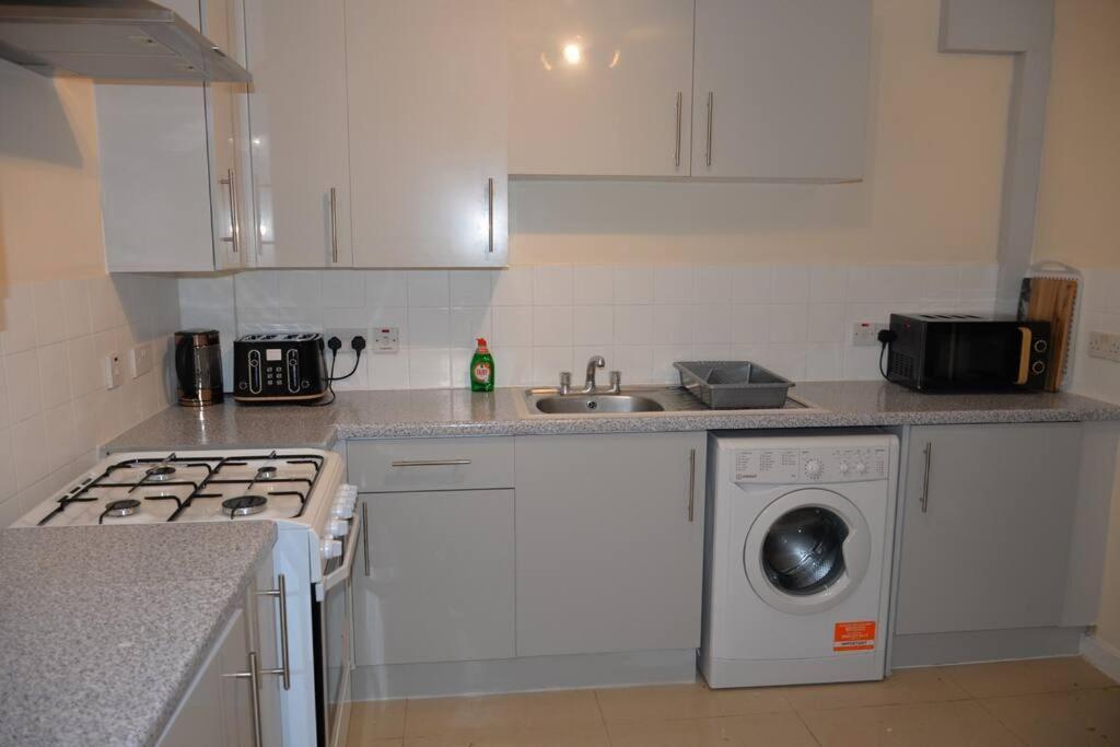 London 4 Bedroom House المظهر الخارجي الصورة