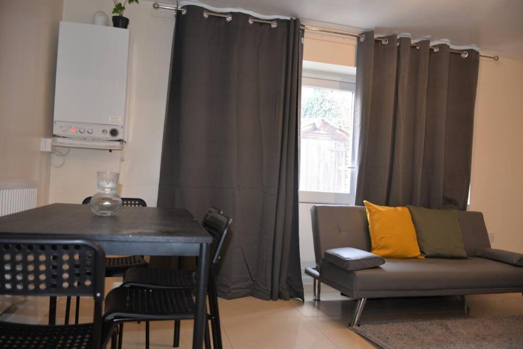 London 4 Bedroom House المظهر الخارجي الصورة