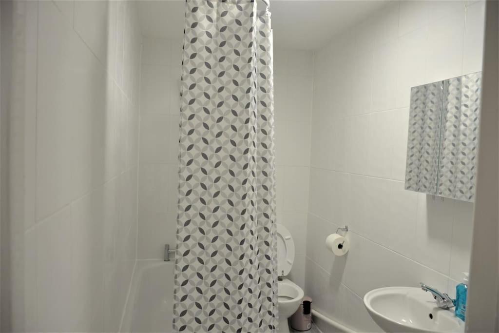 London 4 Bedroom House المظهر الخارجي الصورة