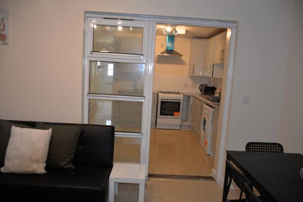 London 4 Bedroom House المظهر الخارجي الصورة