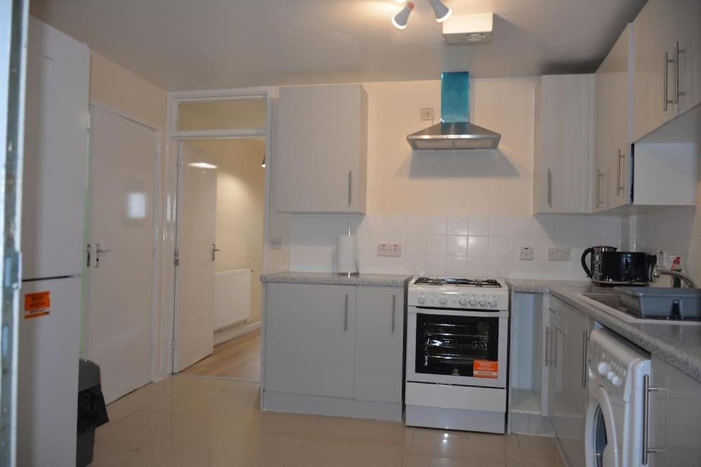 London 4 Bedroom House المظهر الخارجي الصورة