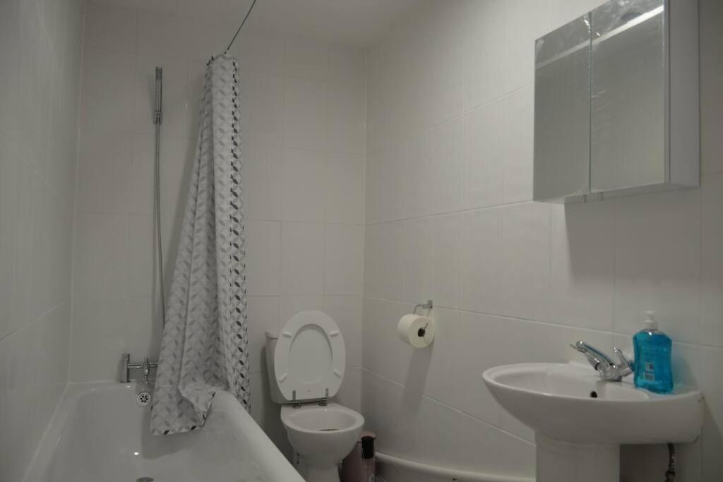 London 4 Bedroom House المظهر الخارجي الصورة